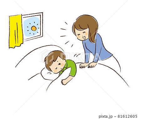 寝ぼけ眼の男児と明るく起こす母親 寝ぼけ眼の男児と明るく起こす母親 81612605