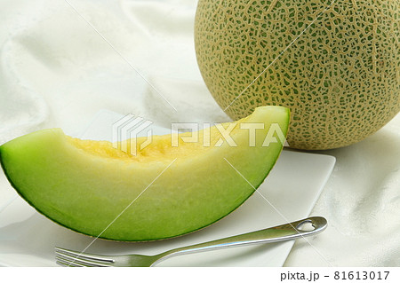 カットされた青肉メロン 81613017