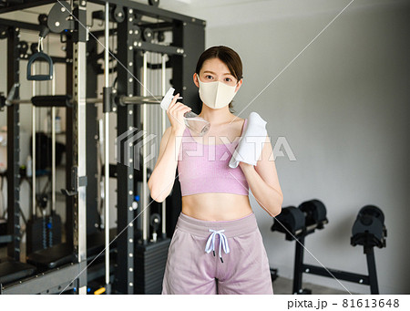 パーソナルジムでトレーニング　女性 81613648