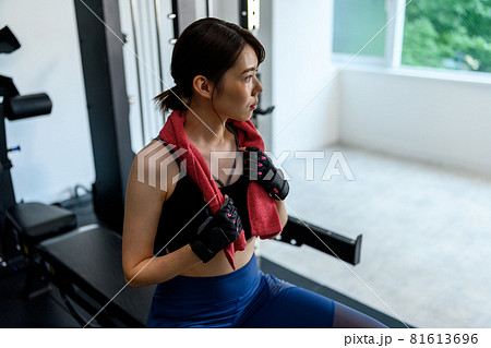 パーソナルジムでトレーニング 女性 パーソナルジムでトレーニング 女性 81613696