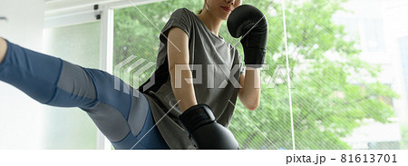パーソナルジムでトレーニング　女性 81613701