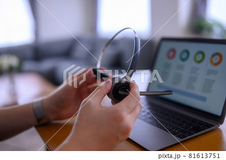 テレワーク中の男性 テレワーク中の男性 81613751