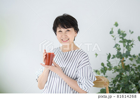 シニア女性　野菜ジュース　トマトジュース　 81614268