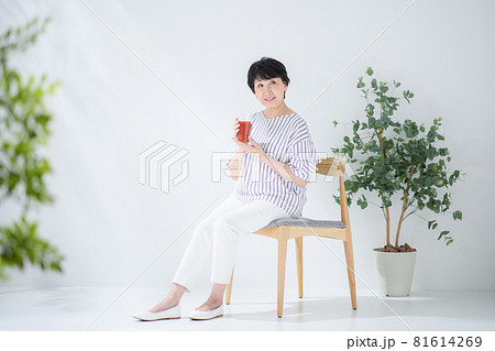 シニア女性　野菜ジュース　トマトジュース　 81614269