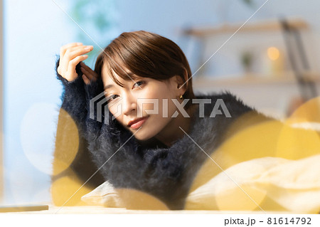 ミドル女性　冬　クリスマス 81614792