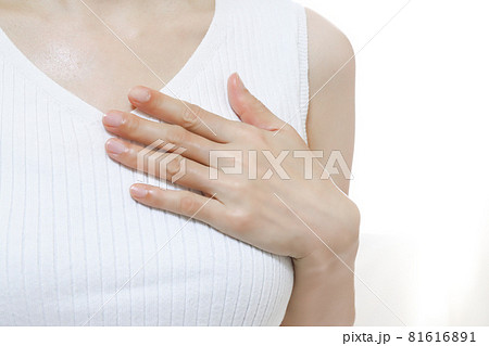 胸に手を当てる女性 81616891