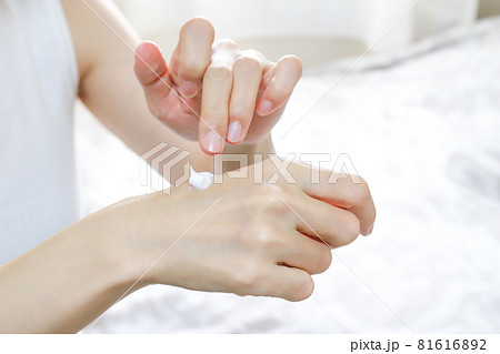 クリームを塗る女性の手元 クリームを塗る女性の手元 81616892