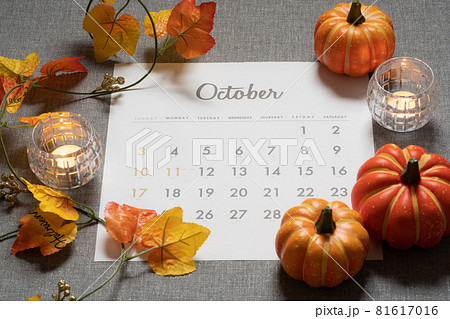 10月のカレンダーとハロウィン飾り 81617016