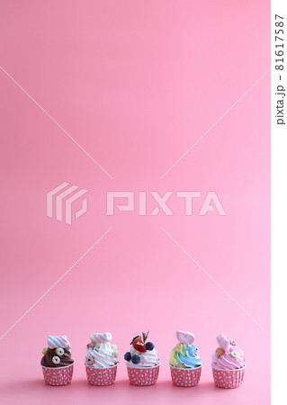 Colorful cupcakes isolated in pink background 81617587