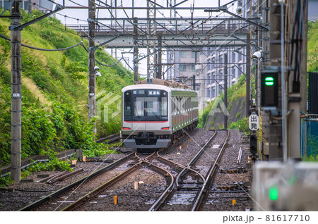 日本の横浜都市景観　珍風景…あざみ野駅の上り線（右側）から下り線（左側）に入る試運転車両・先方は江田 81617710