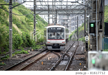 日本の横浜都市景観　珍風景…あざみ野駅の上り線（右側）から下り線（左側）に入る試運転車両・先方は江田 81617712