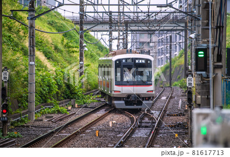 日本の横浜都市景観　珍風景…あざみ野駅の上り線（右側）から下り線（左側）に入る試運転車両・先方は江田 81617713