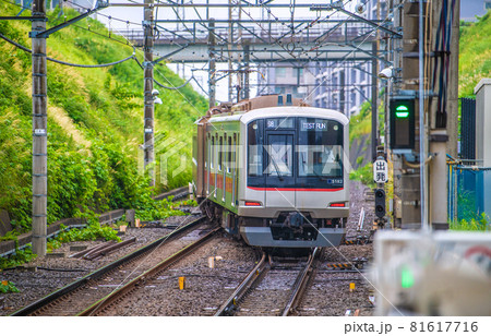 日本の横浜都市景観　珍風景…あざみ野駅の上り線（右側）から下り線（左側）に入る試運転車両・先方は江田 81617716