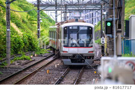 日本の横浜都市景観 珍風景…あざみ野駅の上り線(右側)から下り線(左側)に入る試運転車両・先方は江田 日本の横浜都市景観 珍風景…あざみ野駅の上り線(右側)から下り線(左側)に入る試運転車両・先方は江田 81617717