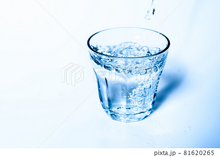 コップにそそがれる綺麗な水 硬水イメージの写真素材 [81620265] - PIXTA