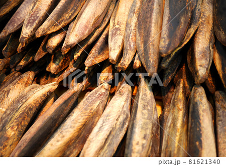 大量の乾燥した鰹節が陳列してある様子  81621340
