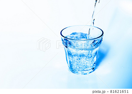 コップにそそがれる綺麗な水　濃いめ 81621651