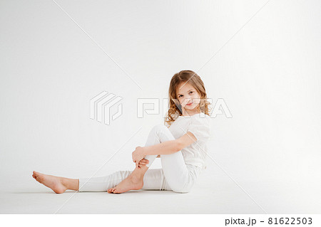 barefoot little girls Cute little girl standing barefoot.Isolated Stock 写真 ...