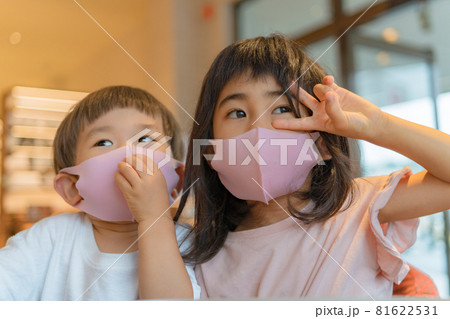 ポーズをとる子供　姉弟　兄弟　 81622531
