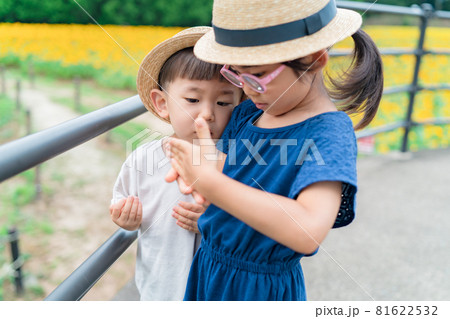 ポーズをとる子供 姉弟 兄弟 ポーズをとる子供 姉弟 兄弟 81622532