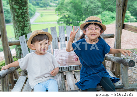 ポーズをとる子供　姉弟　兄弟　 81622535