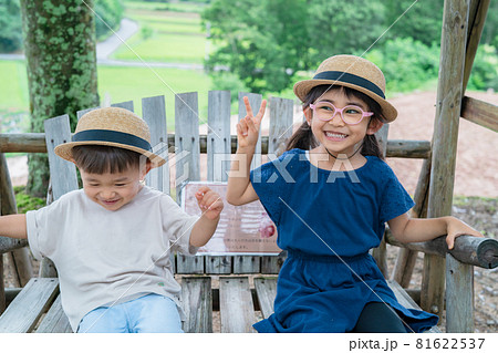 ポーズをとる子供 姉弟 兄弟 ポーズをとる子供 姉弟 兄弟 81622537