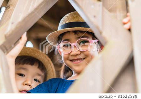 ポーズをとる子供 姉弟 兄弟 ポーズをとる子供 姉弟 兄弟 81622539