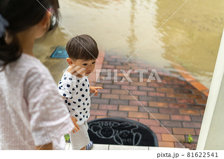 ポーズをとる子供　姉弟　兄弟　 81622541