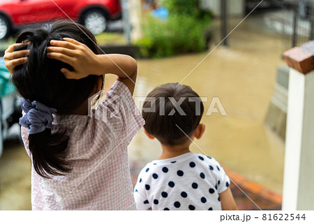 ポーズをとる子供　姉弟　兄弟　 81622544