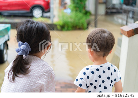 ポーズをとる子供　姉弟　兄弟　 81622545