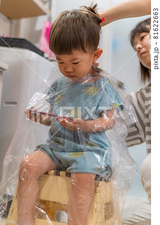 散髪 ヘアカット 子供の写真素材