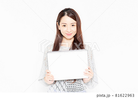 小さいスケッチブックを持って案内をするカジュアルな服を着ている女性 小さいスケッチブックを持って案内をするカジュアルな服を着ている女性 81622963