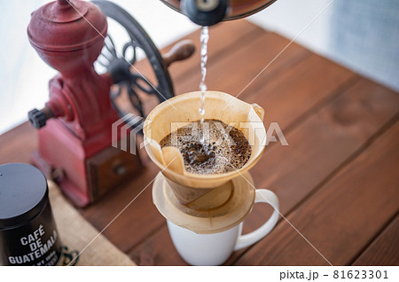 挽きたての豆にお湯を注ぐ 81623301