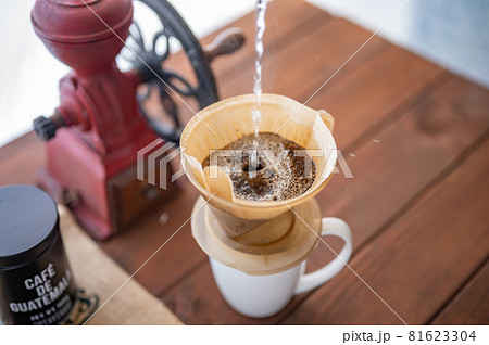 挽きたての豆にお湯を注ぐ 挽きたての豆にお湯を注ぐ 81623304