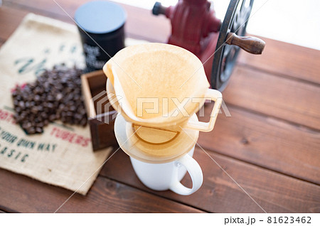 焙煎豆を挽いたコーヒー粉 81623462
