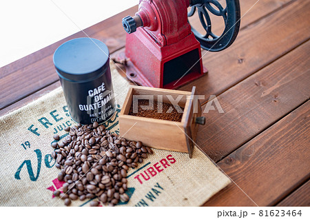 焙煎豆を挽いたコーヒー粉 焙煎豆を挽いたコーヒー粉 81623464