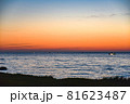 草原から見る夕方の空のグラデーションと漁火 81623487