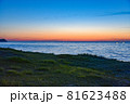 草原から見る夕方の空のグラデーションと漁火 81623488