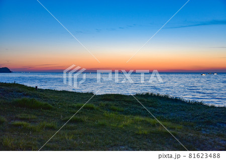 草原から見る夕方の空のグラデーションと漁火 草原から見る夕方の空のグラデーションと漁火 81623488