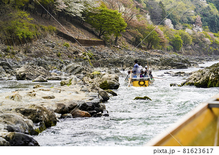 急流を行く保津川下りの和船。 81623617