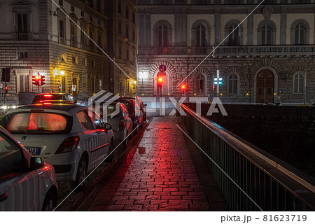 夜のフィレンツェ散策 81623719