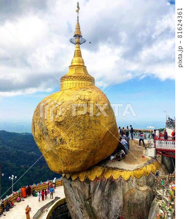 落ちそうで落ちないミャンマーのゴールデンロック 81624361