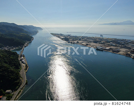 境水道大橋付近の上空から境港の河口を望む 境水道大橋付近の上空から境港の河口を望む 81624748