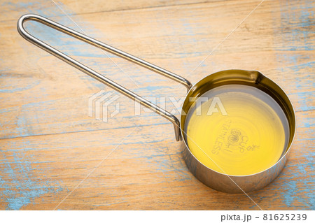 olive oil in measuring cup olive oil in measuring cup 81625239