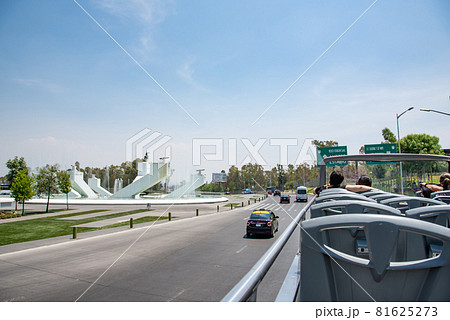 メキシコ　オープンバスから見るプエブラの町並みと道路 81625273