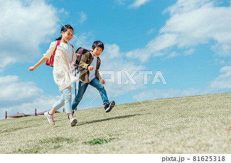 公園を走る小学生 81625318