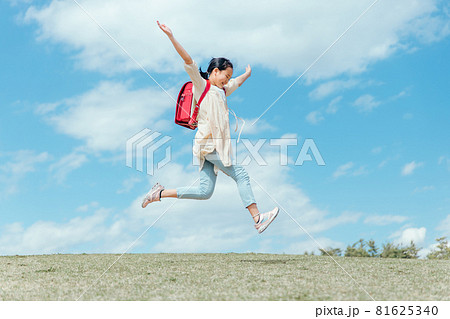 公園で走る小学生の女の子（ジャンプ） 81625340