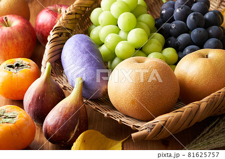 秋の果物 81625757