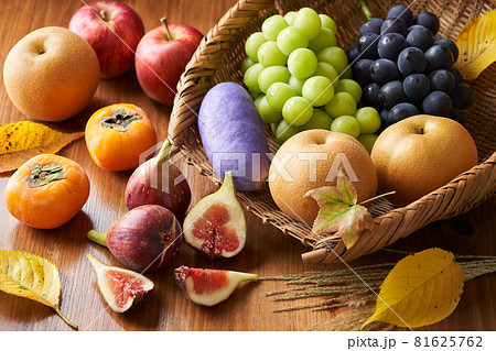 秋の果物 81625762