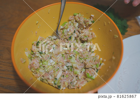 餃子作り 81625867